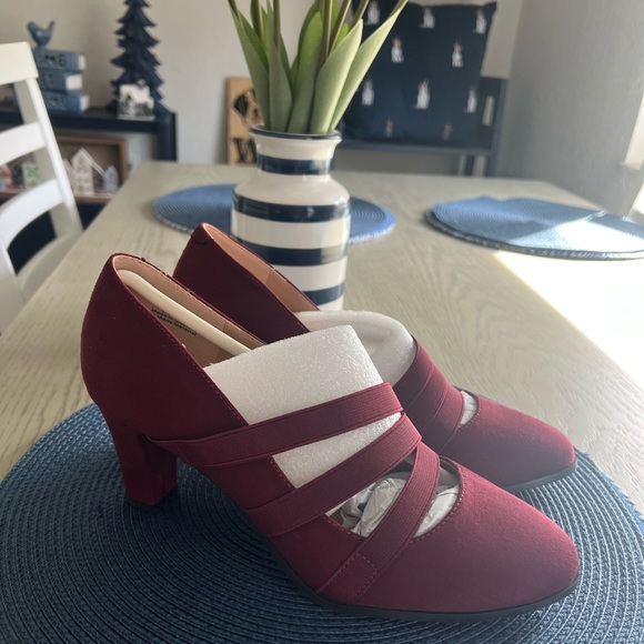 NWT Burgundy heels 8.5 - Picture 2 of 4